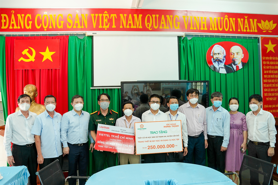 Tập đoàn Hưng Thịnh trao tặng trang thiết bị dạy học và dụng cụ học tập cho giáo viên, học sinh xã đảo Thạnh An